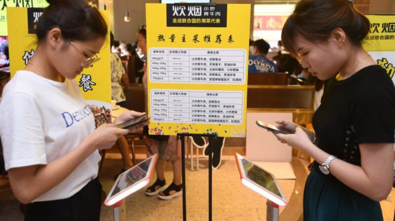 湖南长沙的餐馆“炊烟小炒黄牛肉”实行“称体重点餐”的做法。(微博图片)