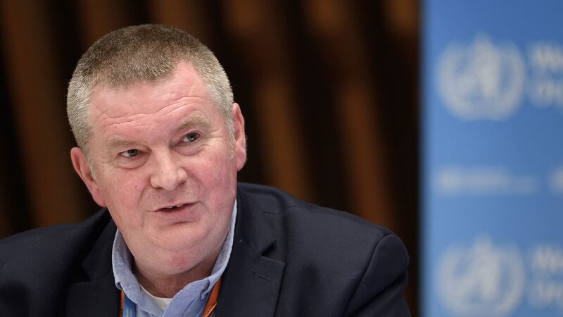 世卫紧急情况主任瑞安(Michael Ryan)警告,如果国际社会不合作防疫与研發疫苗广泛施打,死亡人数还可能翻倍到200万。(AFP)