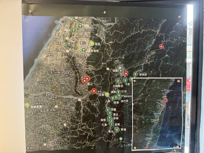 谢易宏说明,如何根据在地情境制定安全地图,规划应对战争不同的危险与威胁。(记者 黄春梅摄)
