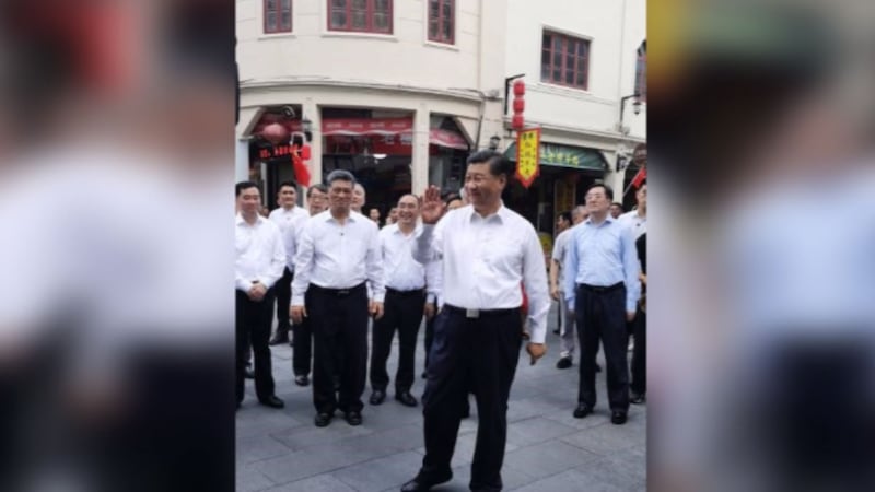 2020年10月12日,习近平在广东潮州一步行街。(志愿者提供/记者乔龙)