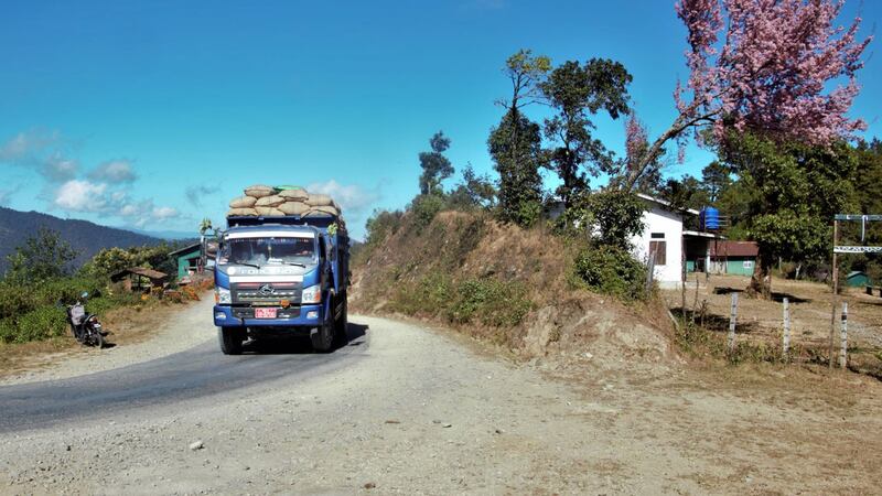 ချင်းပြည်နယ်၊ တီးတိန်မြို့အတွင်း ဖြတ်သန်းသွားသည့် ကုန်တင်ကားတစ်စီးကို ၂၀၂၀ ပြည့်နှစ် ဒီဇင်ဘာ ၈ ရက်နေ့က တွေ့ရစဉ်။ (Photo: RFA)