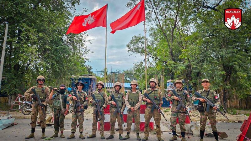 မန္တလေးတိုင်း စဉ့်ကူးမြို့နယ်အတွင်း စခန်းသိမ်းတိုက်ပွဲများတွင် ပြည်သူ့ကာကွယ်ရေးတပ်ဖွဲ့ - မန္တလေး (MDY-PDF) တပ်ဖွဲ့ဝင်များအား ၂၀၂၄ ခုနှစ် ဇူလိုင်လ ၃ ရက်နေ့က တွေ့ရစဉ်။ (Photo: MDY-PDF)