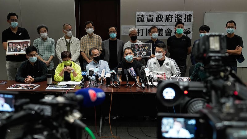 2020年11月1日,香港议员尹兆坚与其他泛民主主义立法者出席新闻发布会。(AP)