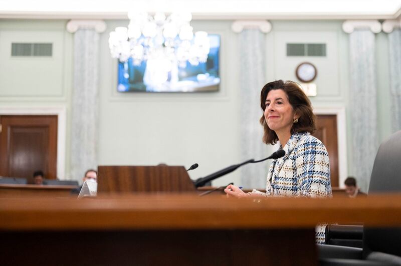 美国商务部长吉娜·雷蒙多对记者表示,印太经济架构启动的启动“标志着美国在该区域恢复经济领导地位的重要转折点,并为印太国家提供了面对‘关键问题'时,与‘中国模式'的不同的方法(an alternative to China's approach to these critical issues)。”(美联社图片)