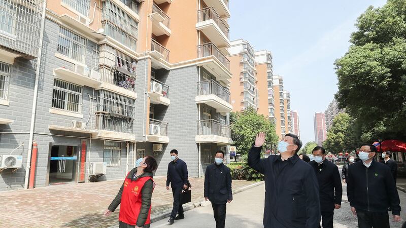 2020年3月10日,习近平视察武汉,在社区里向被隔离的居民挥手致意。 (路透社)