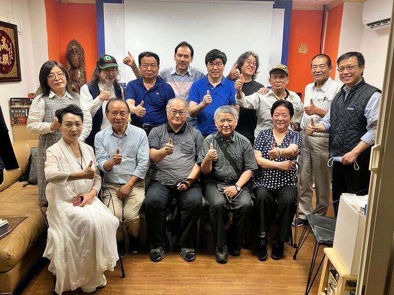 台湾九合一观选团与遭中国关押五年的台湾NGO工作者李明哲座谈。(盛雪提供)