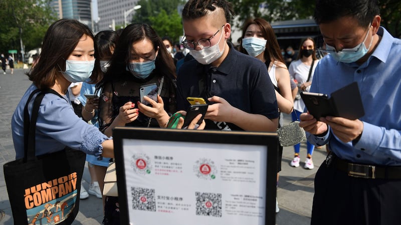 武汉肺炎疫情爆发后,手机应用程式“健康码”被用作跟踪和识别潜在感染者。(法新社图片)