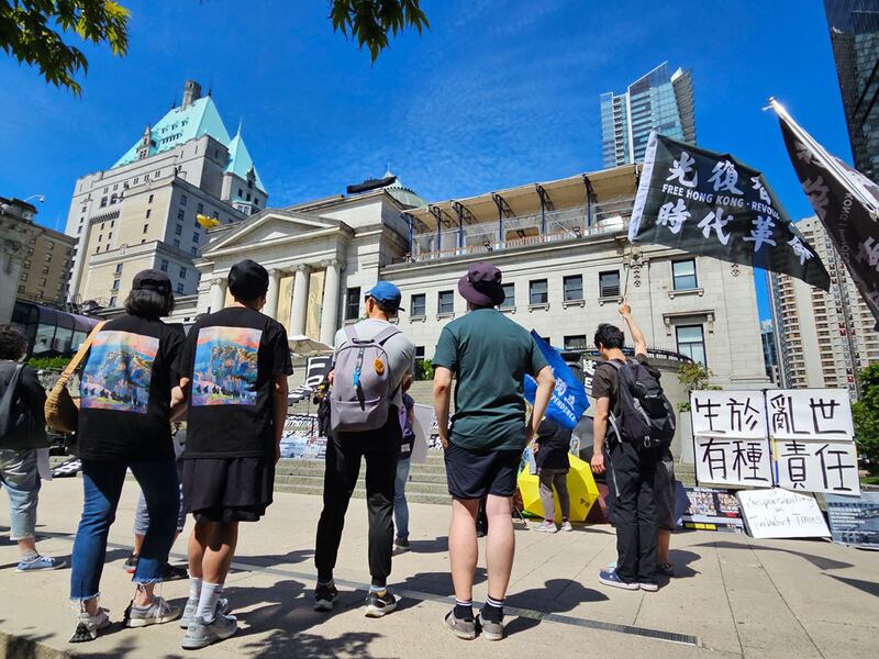 参与集会活动的港人,或举着标语旗帜丶或穿着T恤衫丶或别上纪念物,用各种方式表达内心声音。 (记者柳飞拍摄)