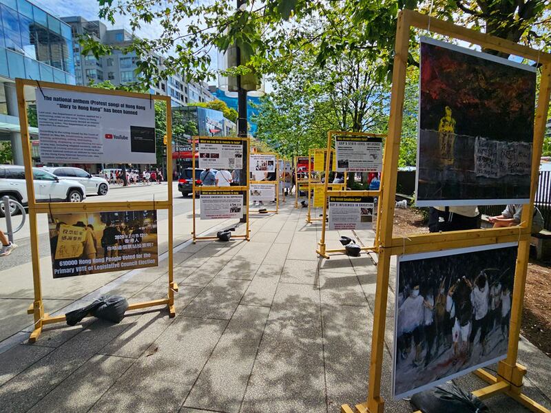 温哥华街头竖立着几十个展示板,用绘画丶图表丶文字等说好香港故事。 (记者柳飞拍摄)