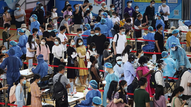 2021 年 7 月 22 日,人们在南京鼓楼区体育中心排队进行核酸检测。(路透社)