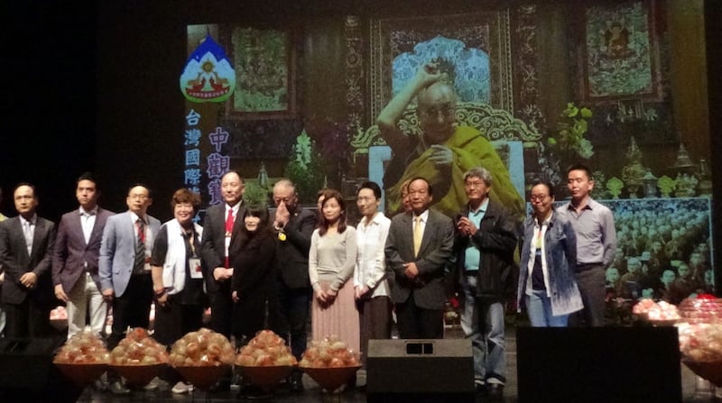 台湾佛教徒上台与达赖喇嘛视讯画面“合影”。(记者夏小华摄)