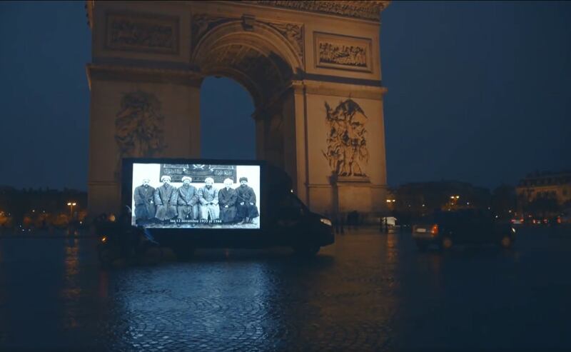 دوكتور دىلنۇر رەيھان خانىمنىڭ تەشكىللىشىدە ياۋروپا ئۇيغۇر ئىنستىتۇتى ئېلان شىركىتى تەشۋىقات ماشىنىسىنىڭ ئۈچ تەرىپىدىكى چوڭ ئېكراندا ئۇيغۇر مەجبۇرىي ئەمگىكىگە دائىر ۋىدىيولارنى قويۇپ، پارىژ كوچىلىرىدا سەككىز سائەت ئايلانغان كۆرۈنۈشتىن بىرى. 2023-يىلى دېكابىر، پارىژ.