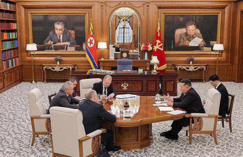4일 김정은 총비서와 쇼이구 러시아 국가안보회의 서기는 김 총비서의 집무실에서 회담을 진행했다.