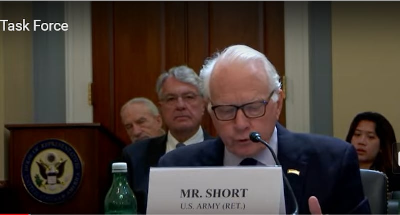 美国首席谈判代表、退役陆军上校阿尔伯·肖特(Albert V. Short)在听证会上呼吁国会尽快通过相关协定的批准,为美国与自由联合邦国家和该地区的关系设定修正路线。(视频截图/美国国会)