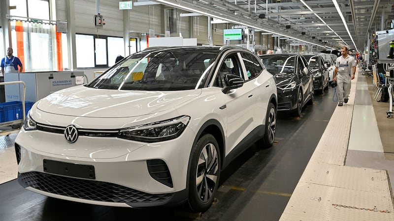 美日德车厂芯片荒 面临减产停工(路透社资料图片)