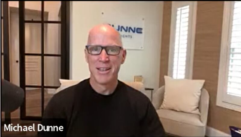 美国通用汽车前驻印尼高管、现为汽车咨询公司"敦恩观点"首席执行长敦恩(Michael Dunne)在研讨会上指出,中国产能过剩源于2014年底的一项决策。(视频截图/Zoom)