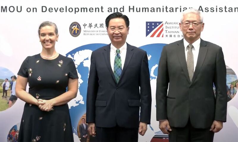 台湾的外交部长吴钊燮和美国在台协会(AIT)台北办事处长孙晓雅(Sandra Oudkirk)7日共同出席“台美发展及人道援助合作了解备忘录”宣布茶会。(截图自外交部直播)