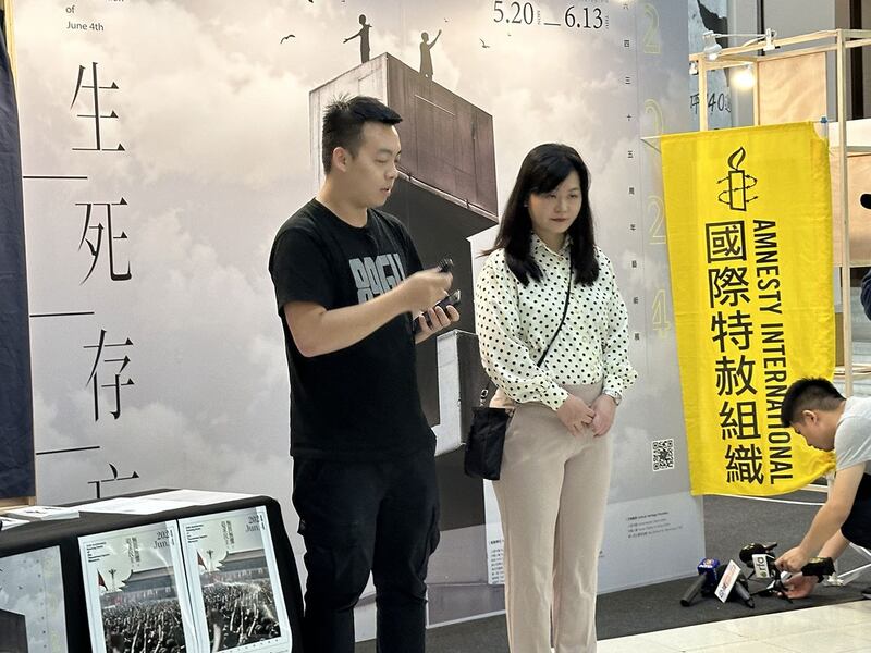 香港艺术创作者蔡智豪(左)、策展人李采楹(右)。(记者夏小华摄)