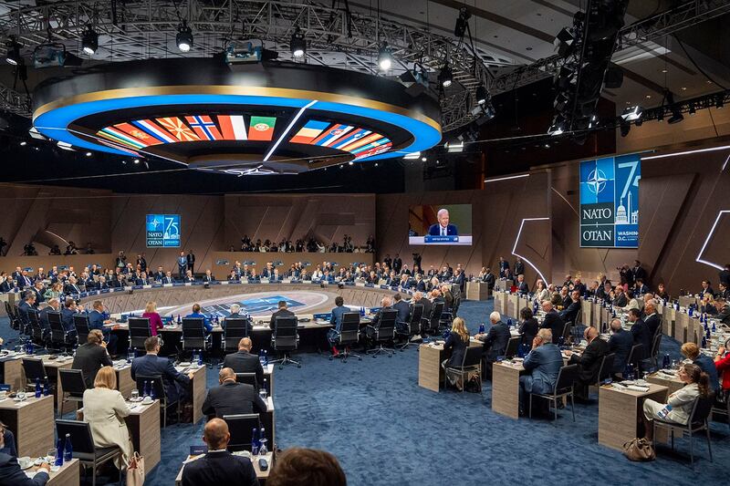 美国及其盟国领导人周二发表联合声明,承诺为乌克兰提供五套远程防空系统,美国总统拜登(Joe Biden)在周二晚间致欢迎词时称,这一举措是一次“历史性的捐赠”。(美联社)