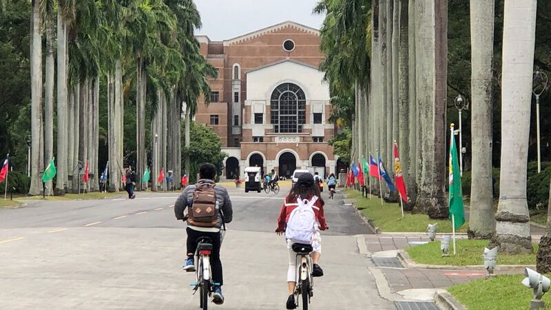 台大率先向在香港学生招手,赴台大免学杂费短期访问。(记者夏小华摄)