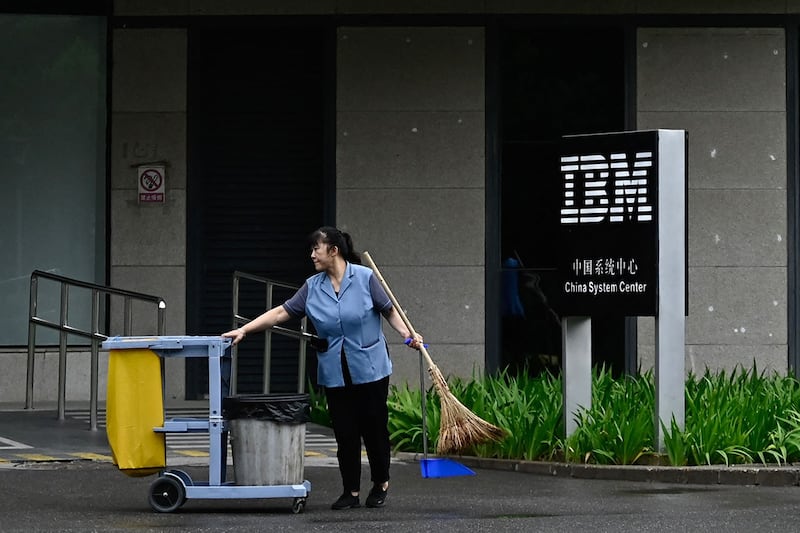2024年8月26日,一名清洁工在北京IBM中国系统中心大楼外。(法新社)