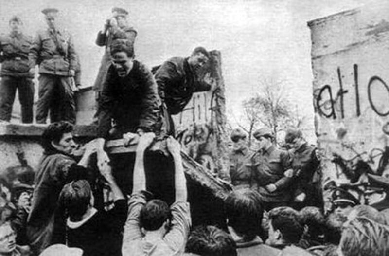 图片：1989年11月9日，德国的柏林墙被推倒。（档案照）