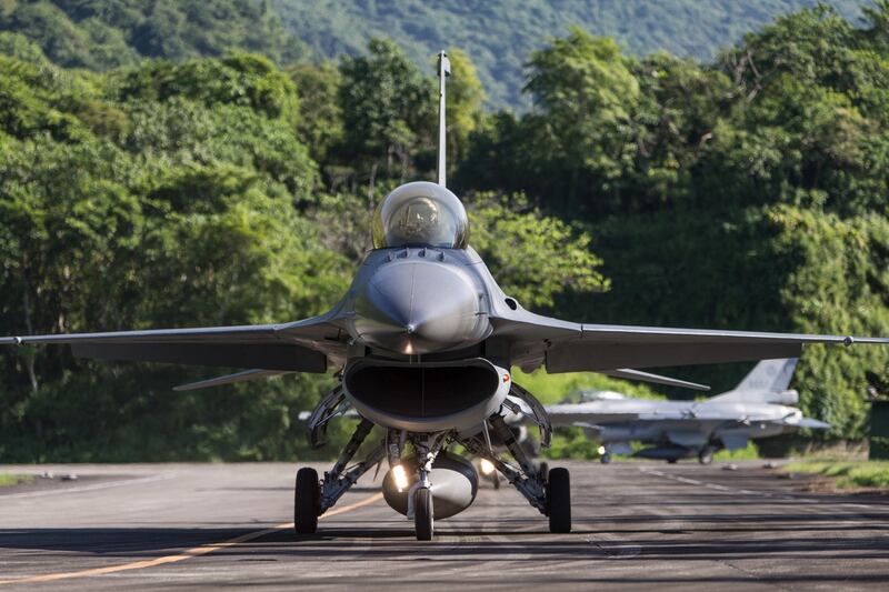 空军F-16战机进行战备转场任务。(国防部提供)