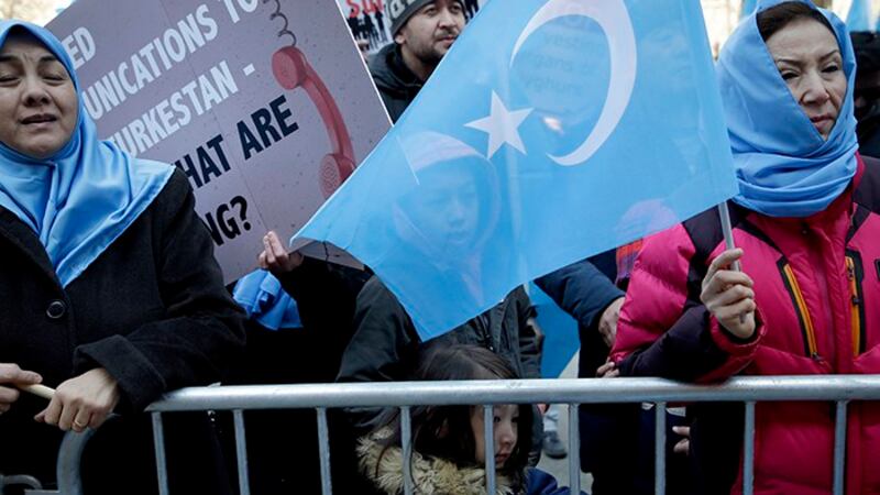 资料图片:流亡海外的维吾尔人2018年3月15日在美国纽约的中国驻联合国代表团前抗议。美国国会参议院于2019年9月11日通过了《新疆人权政策法案》。(美联社)