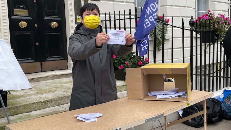 投票结束后,主办单位即场点票。而最终的选举结果,共有70票投“不承认”、0票“承认”、2票为白票,1票为无效票。(记者邢博泓摄影)