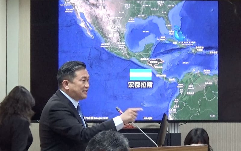 台湾民进党籍立法委员王定宇23日质询洪都拉斯传出将与台湾断交问题。(记者夏小华摄)