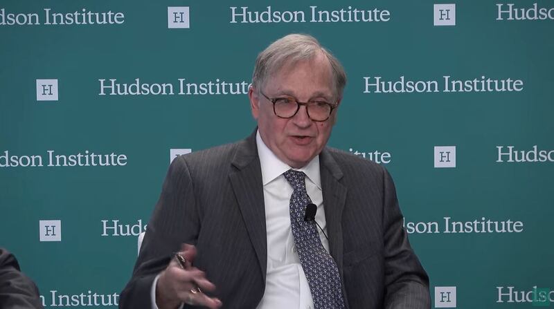 哈德逊研究所高级研究员杜斯特伯格(Thomas J. Duesterberg)在研讨会上指出,中国的经济发展已经到达极限。(视频截图/哈德逊研究所官网)