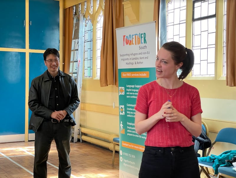 除了参与当地慈善团体的义务工作,崔天成亦热衷服务当地港人社群。采访当天,他连跑两场,到慈善团体中心分发食物前,他又在为新移英港人而设的课堂担任助教。 (吕熙摄)