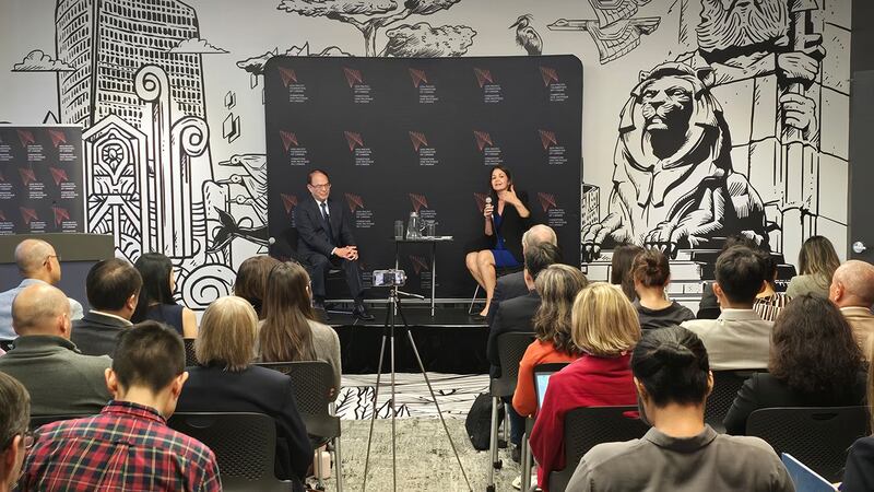 加拿大亚太基金会邀请台湾驻加代表曾厚仁(左)谈台湾的AI产业，亚太基金会研究策略部副总裁纳吉布拉(Vina Nadjibulla)乐见加台合作，并称民主盟友要共同抵御独裁政权。 (记者柳飞拍摄)