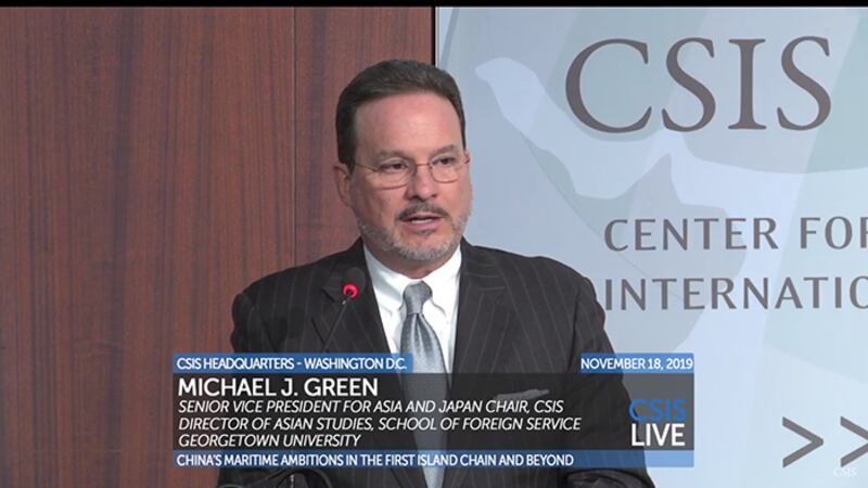 美国华盛顿智库“战略暨国际研究中心”副总裁葛林（Michael J. Green）在研讨会上表示， 美国和欧洲应强调民主和人权价值，并联合志同道合的盟友以此对中国进行制约。（视频截图）