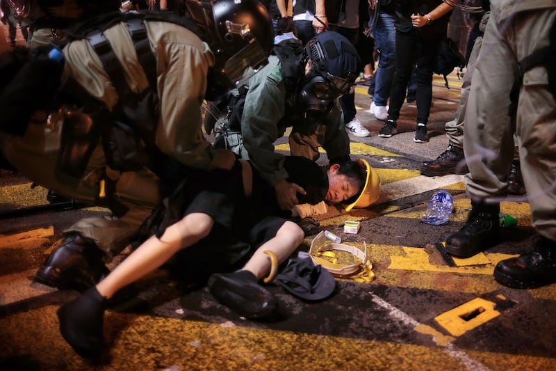 资料图片：2019年7月28日，香港警察拘捕一名抗议者。（美联社）