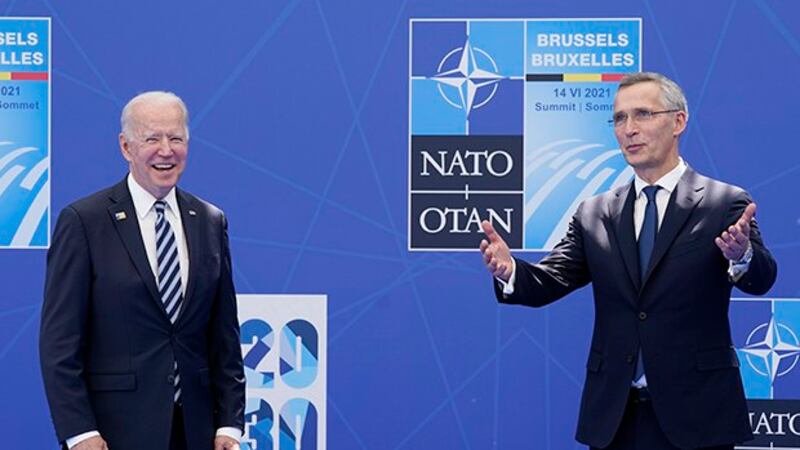 北约秘书长斯托尔滕贝格(右)表示,中国从波罗的海到非洲的军事存在不断增加,这意味着北约必须做好准备。(美联社)