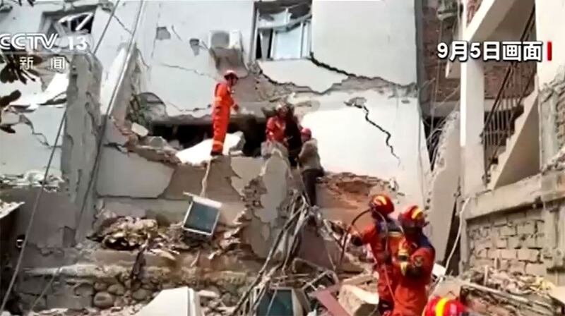 2022年9月5日,四川省甘孜藏族自治州泸定县青岗坪村发生6.8级地震后的画面。(视频截图/路透社/CCTV)