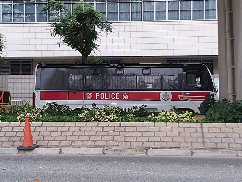 2023年12月18日，香港警方在西九龙法院门外部署警车。(记者 高锋摄)