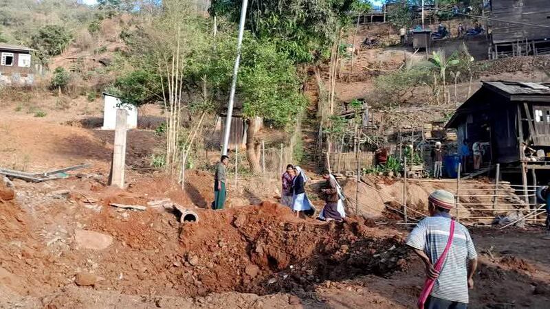 တီးတိန်မြို့နယ်၊ ဆိုင်းဇန်ကျေးရွာက ဗုံးကြံခံရသည့်နေရာအား ၂၀၂၅ ခုနှစ်၊ ဧပြီလ ၁၀ ရက်နေ့က တွေ့ရစဉ်။ (Chin Revolution News)