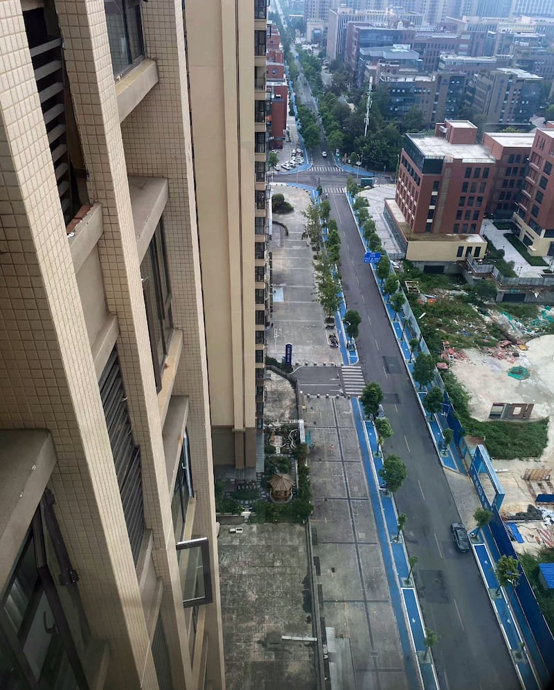 一成都居民在住宅楼高处拍摄的街道状况。(图片说明/古亭提供)