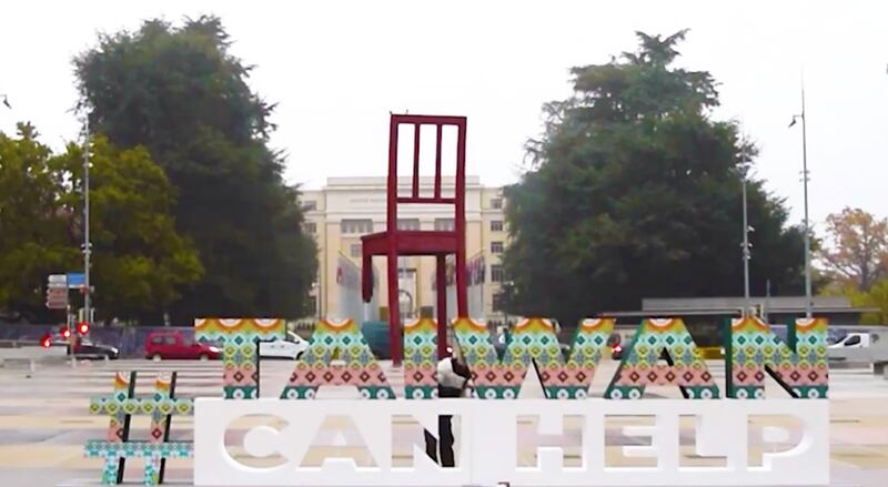 台湾在日内瓦排字立体广告“Taiwan Can Help”。(Taiwan in Geneva视频截图)