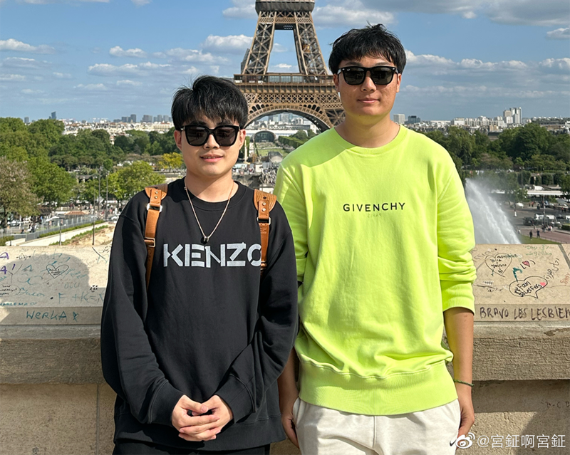 本台找到一个名为“宫钲啊宫钲”的微博帐号,用户自称为“国家一级排球运动员”。比对其微博相片和施袭的白衣男子,其外型和样貌都高度相似。