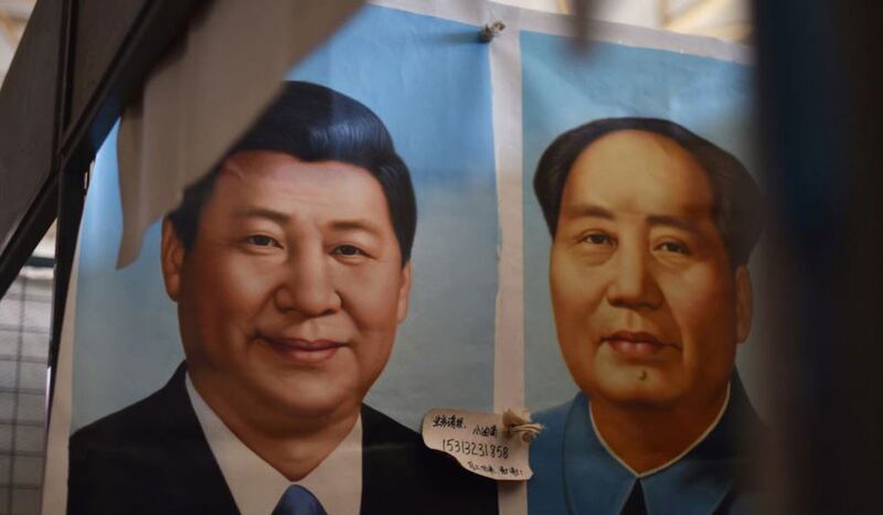 图为北京市场上的中国国家主席习近平像和毛泽东像。(AFP图片)