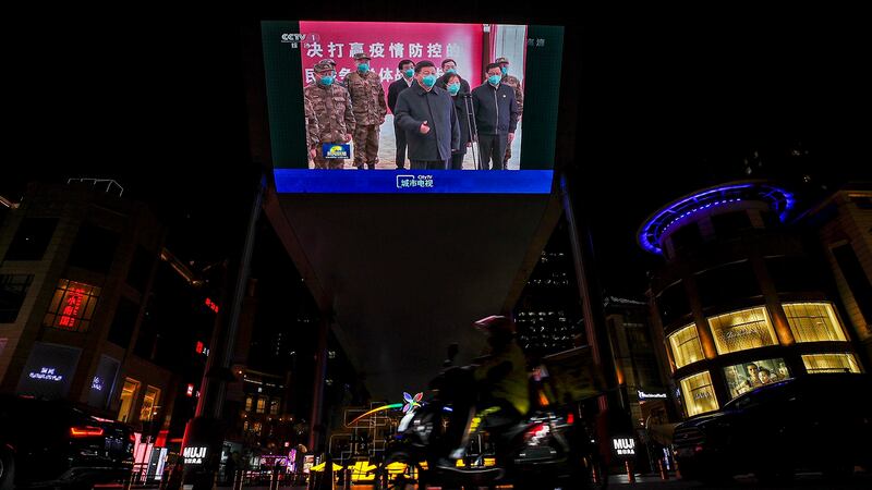 北京一家商场电视屏幕上播出的中国领导人习近平(中)2020年3月10日在武汉火神山医院讲话的画面(美联社)