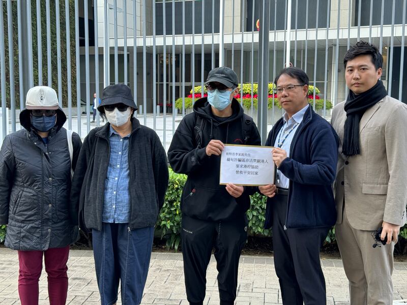 3名家屬聯同前區議員余德寶（右一）周二（17日）趁行會前到政府總部遞交請願信。（衛斯攝）
