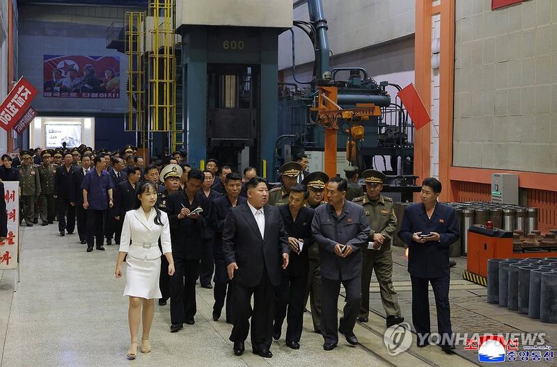북한 관영매체 조선중앙통신은 14일 김정은 총비서가 13일 중요군수공업기업소를 현지지도했다고 보도했다.