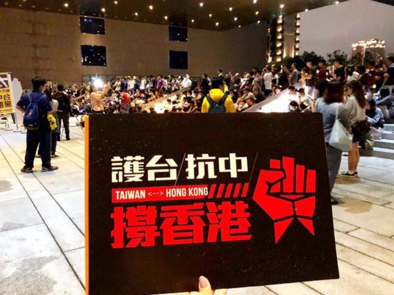 12号晚间在台港生、台生在台中举行“撑香港、护台湾”晚会。(摘自活动页脸书)