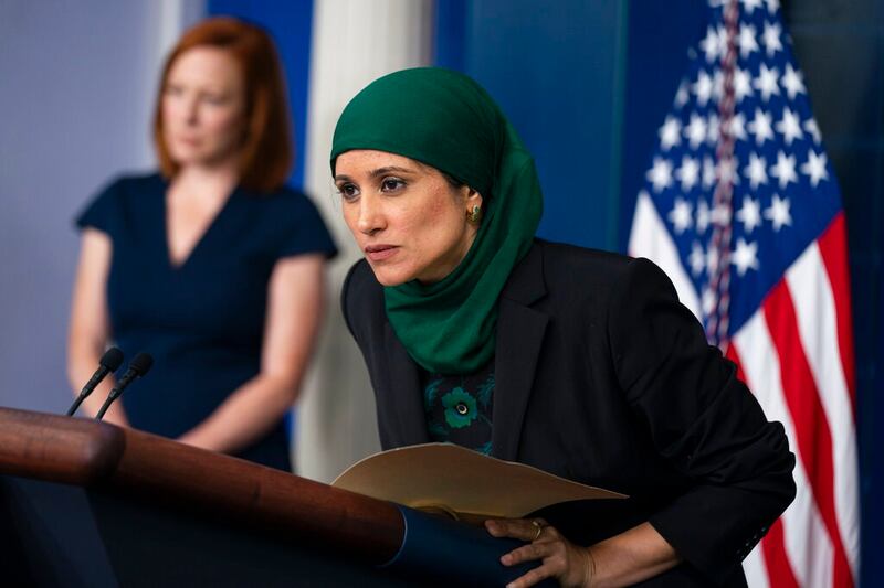 白宫国家经济委员会副主任法兹利(Sameera Fazili)在记者会上。(AP)