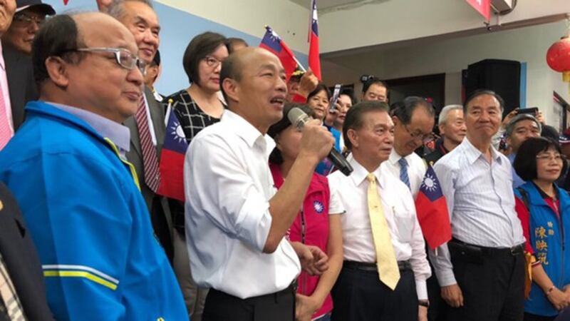 韩国瑜23日赴台湾助选会后受访,驳斥他拿共产党钱参选的说法。(韩国瑜竞选总部提供)