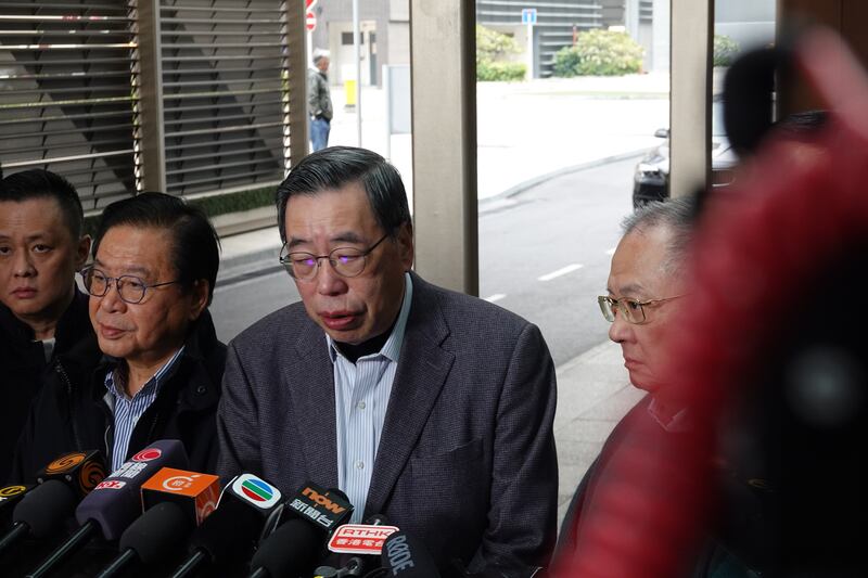 立法會主席梁君彥等8名議員周二（24日）回港見記者時表示，行程緊密並不是去旅行。（衛斯攝）